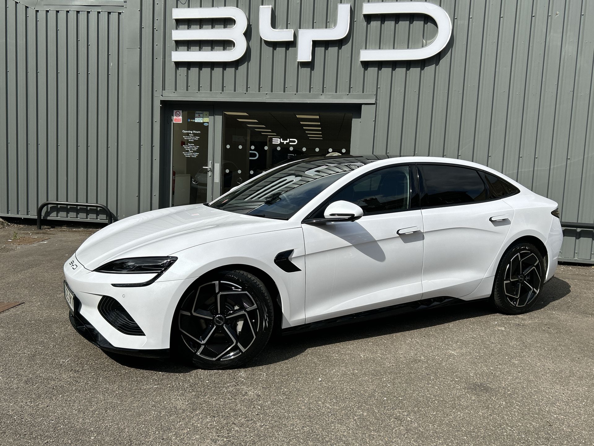 AWD 83KWH