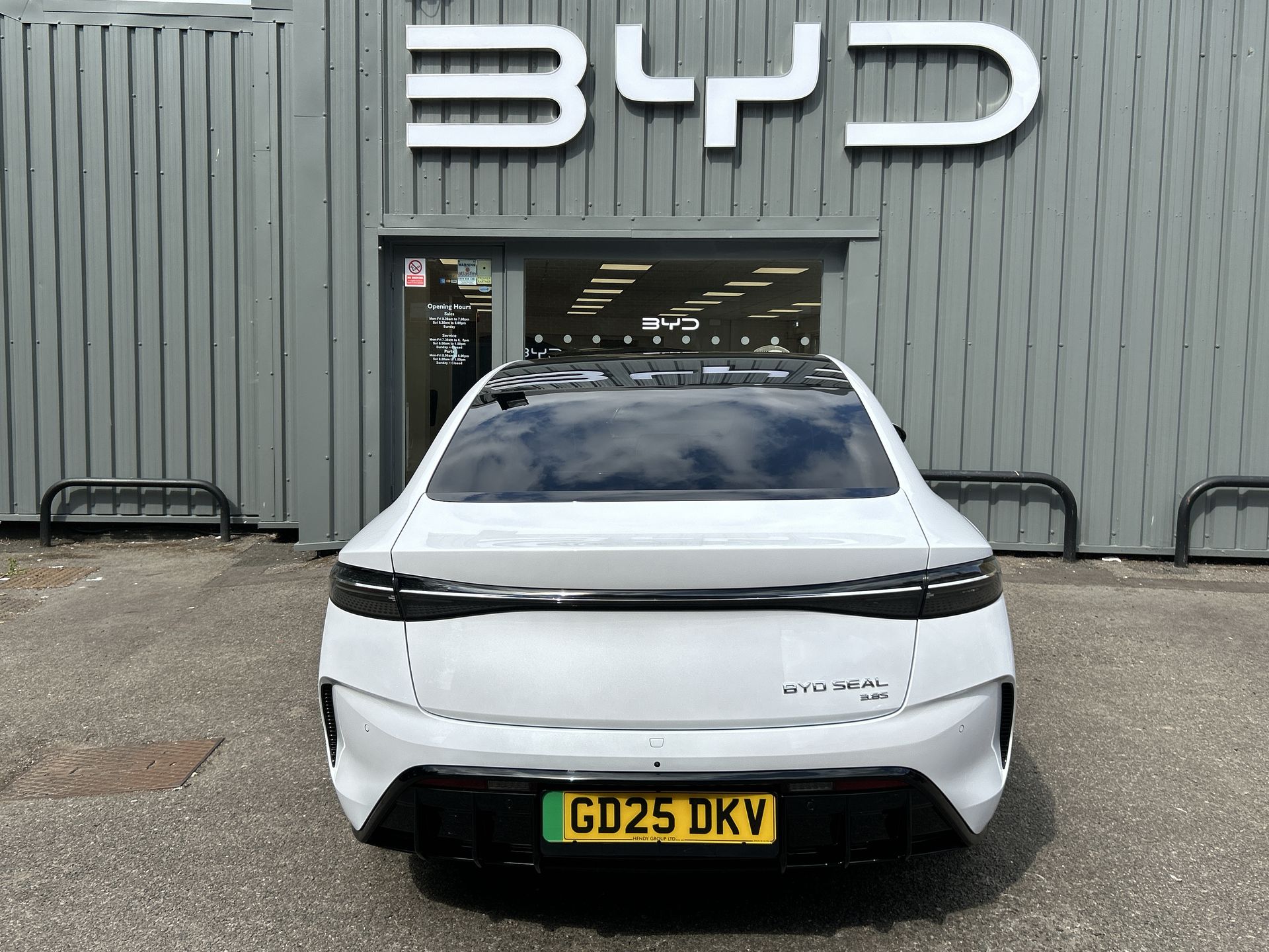AWD 83KWH