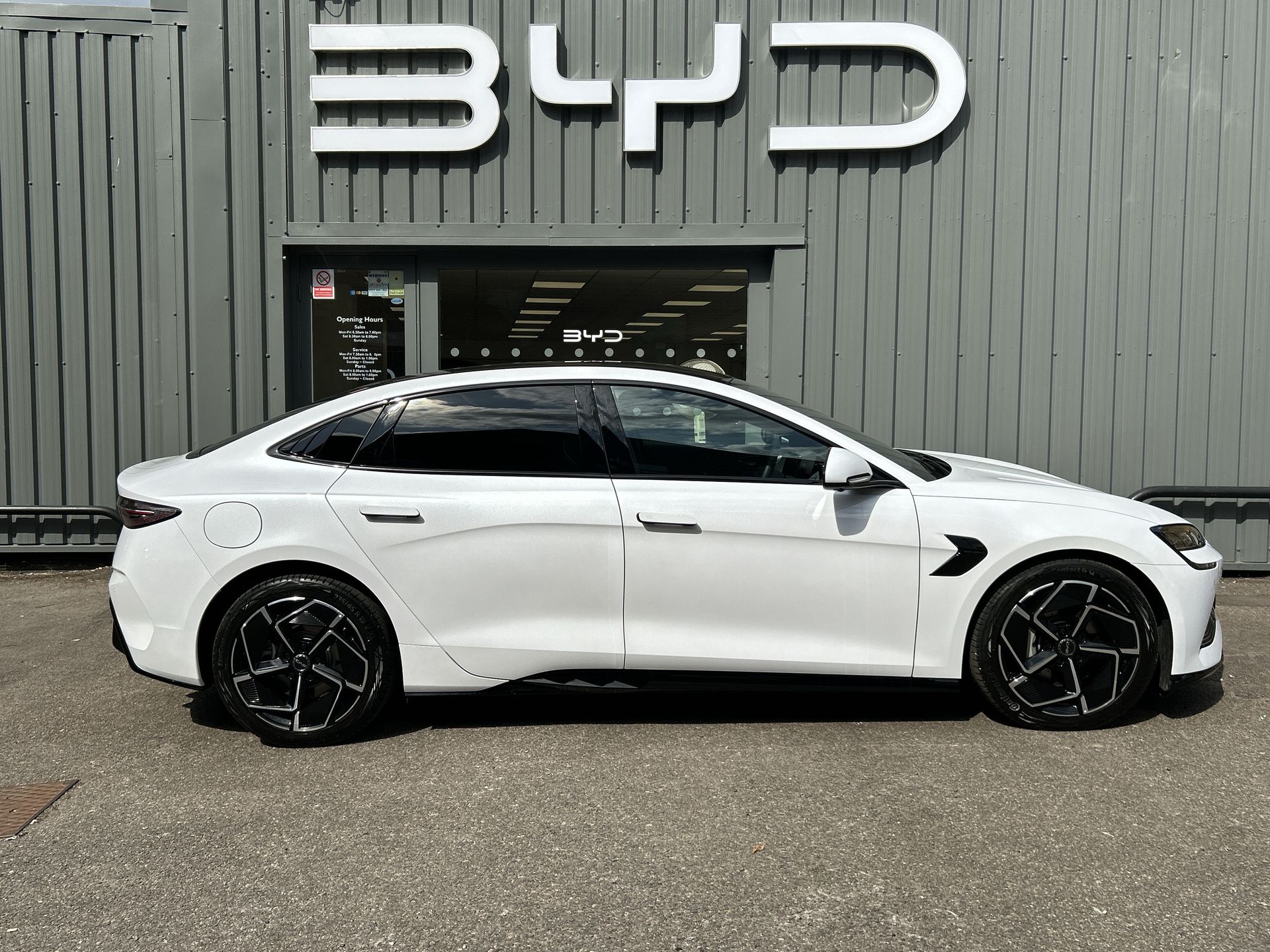 AWD 83KWH