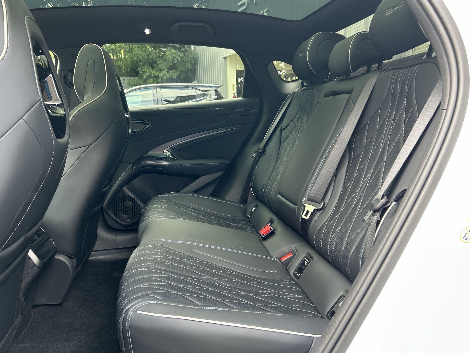 AWD 83KWH