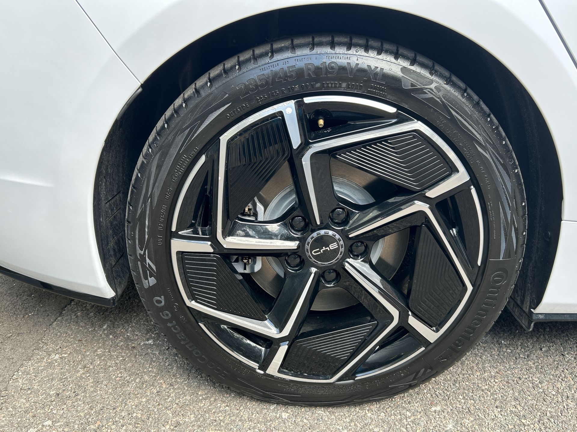 AWD 83KWH