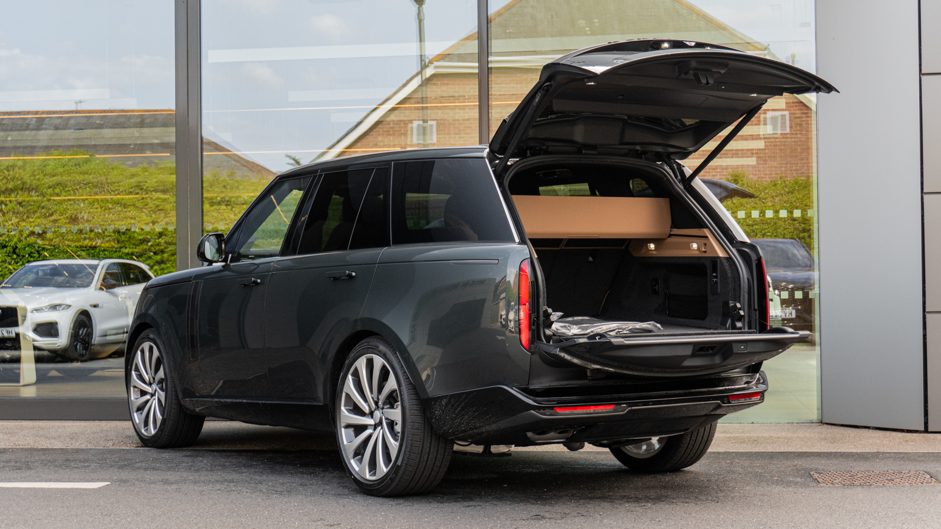 RANGE ROVER 3.0 D300 HSE 4DR AUTO ESTATE
