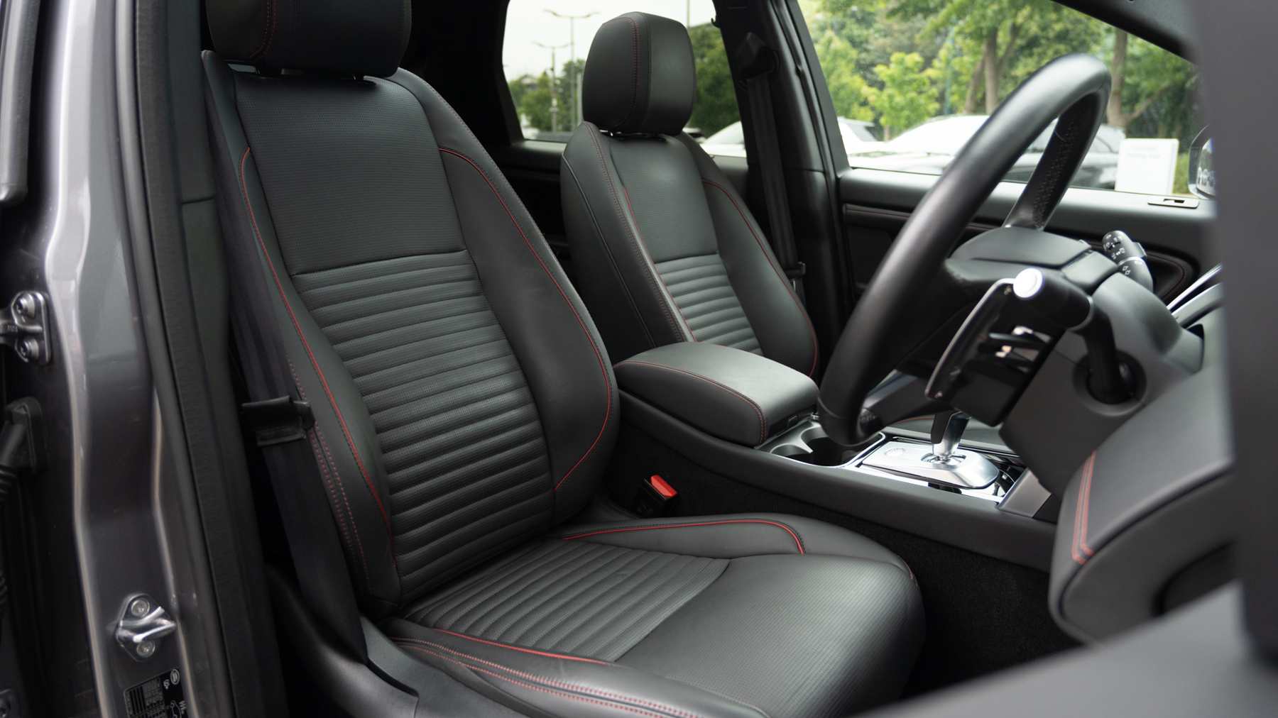 Land Rover DISCOVERY SPORT, SUV, Eiger Grey .