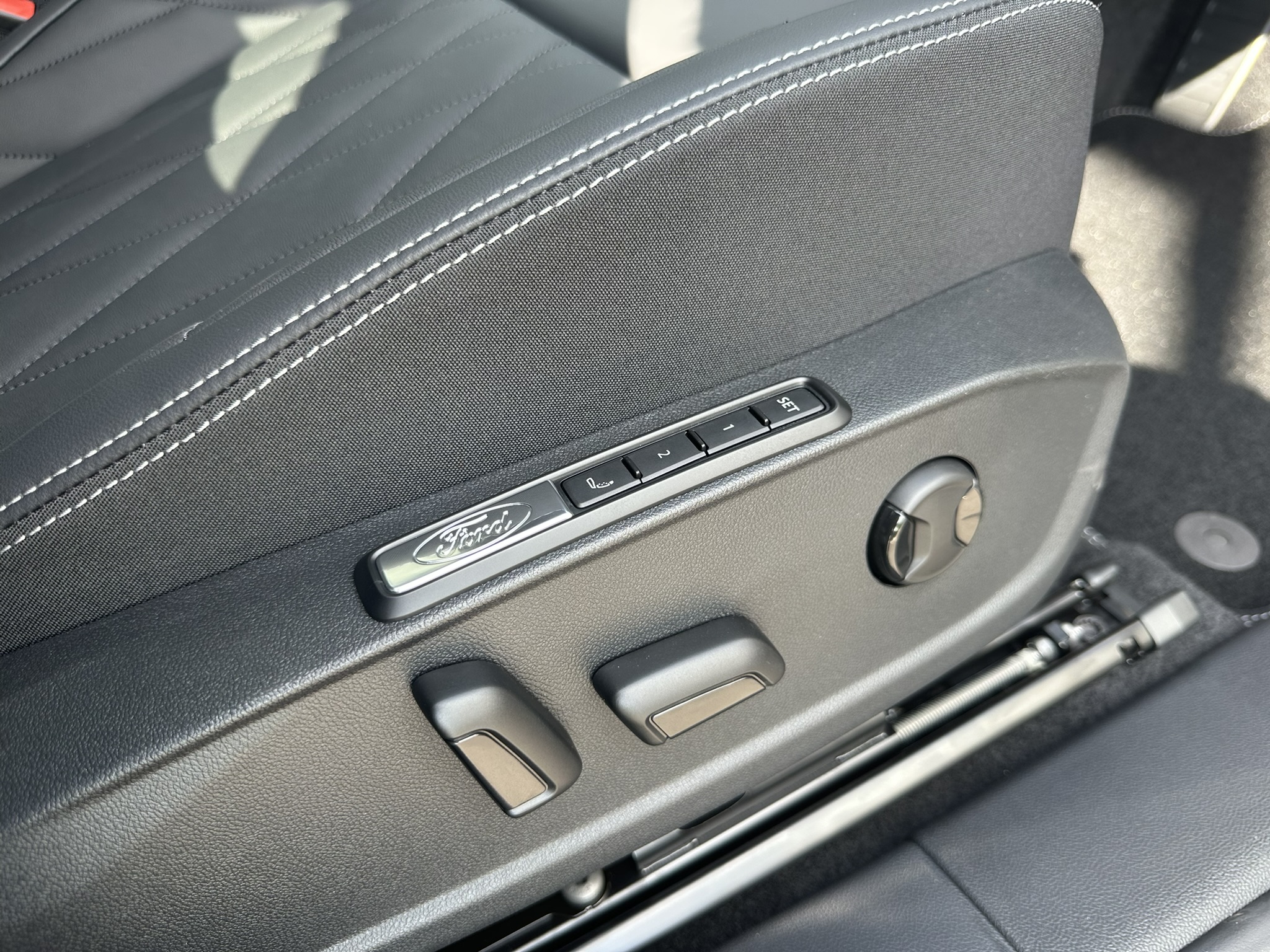 CAPRI PREMIUM 5 DOOR 77KWH EXTENDED RANGE RWD 1 SPEED AUTOMATIC