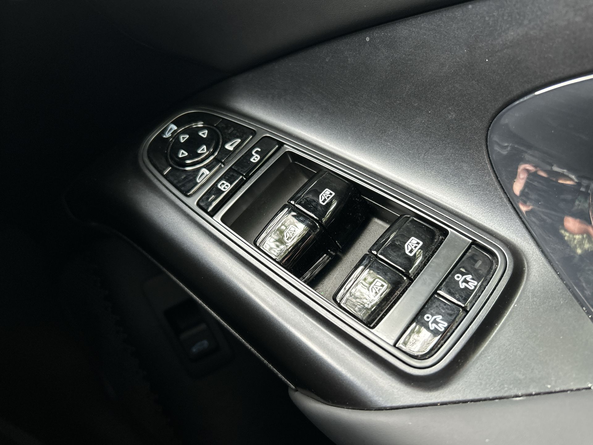 AWD 83KWH