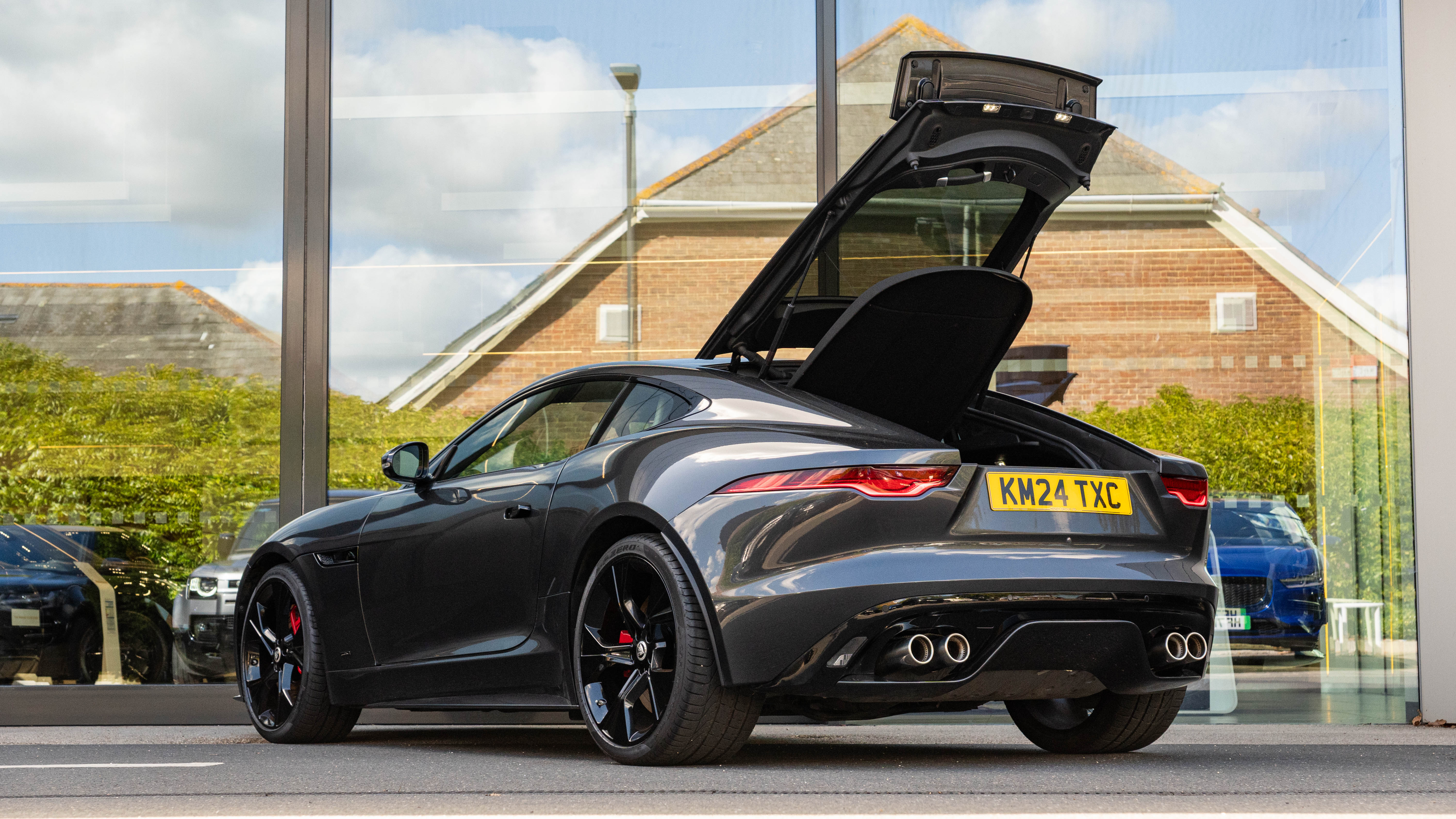 P450 SUPERCHARGED V8 AWD