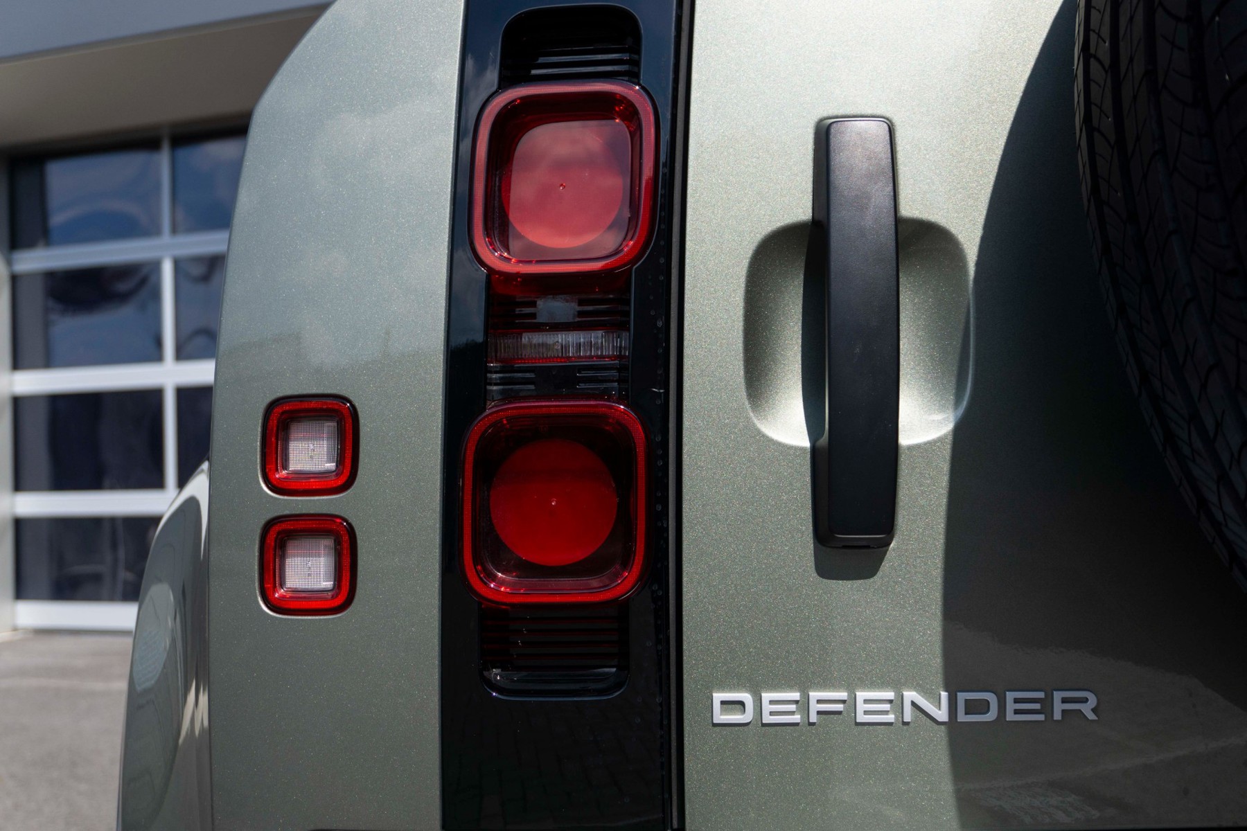Land Rover Defender 46