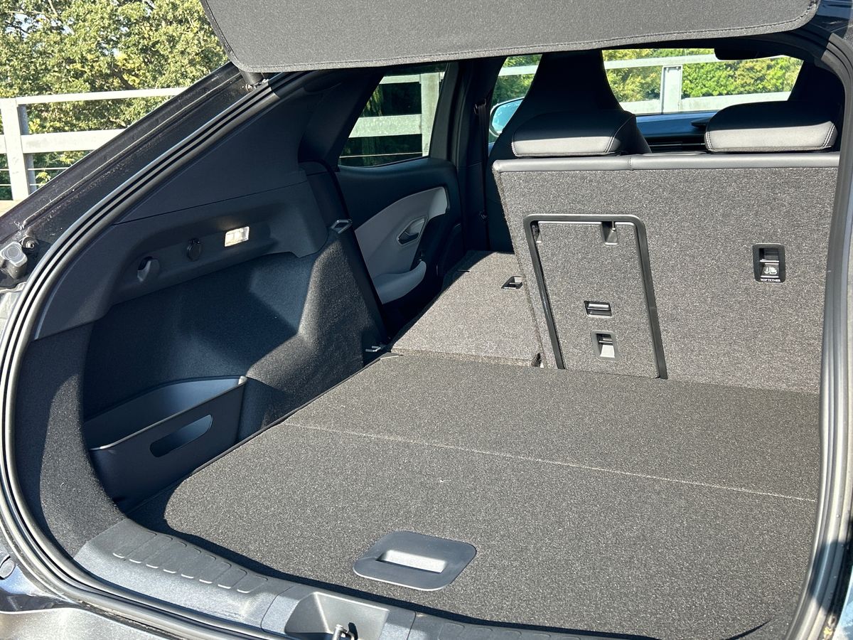 CAPRI PREMIUM 5 DOOR 77KWH EXTENDED RANGE RWD 1 SPEED AUTOMATIC