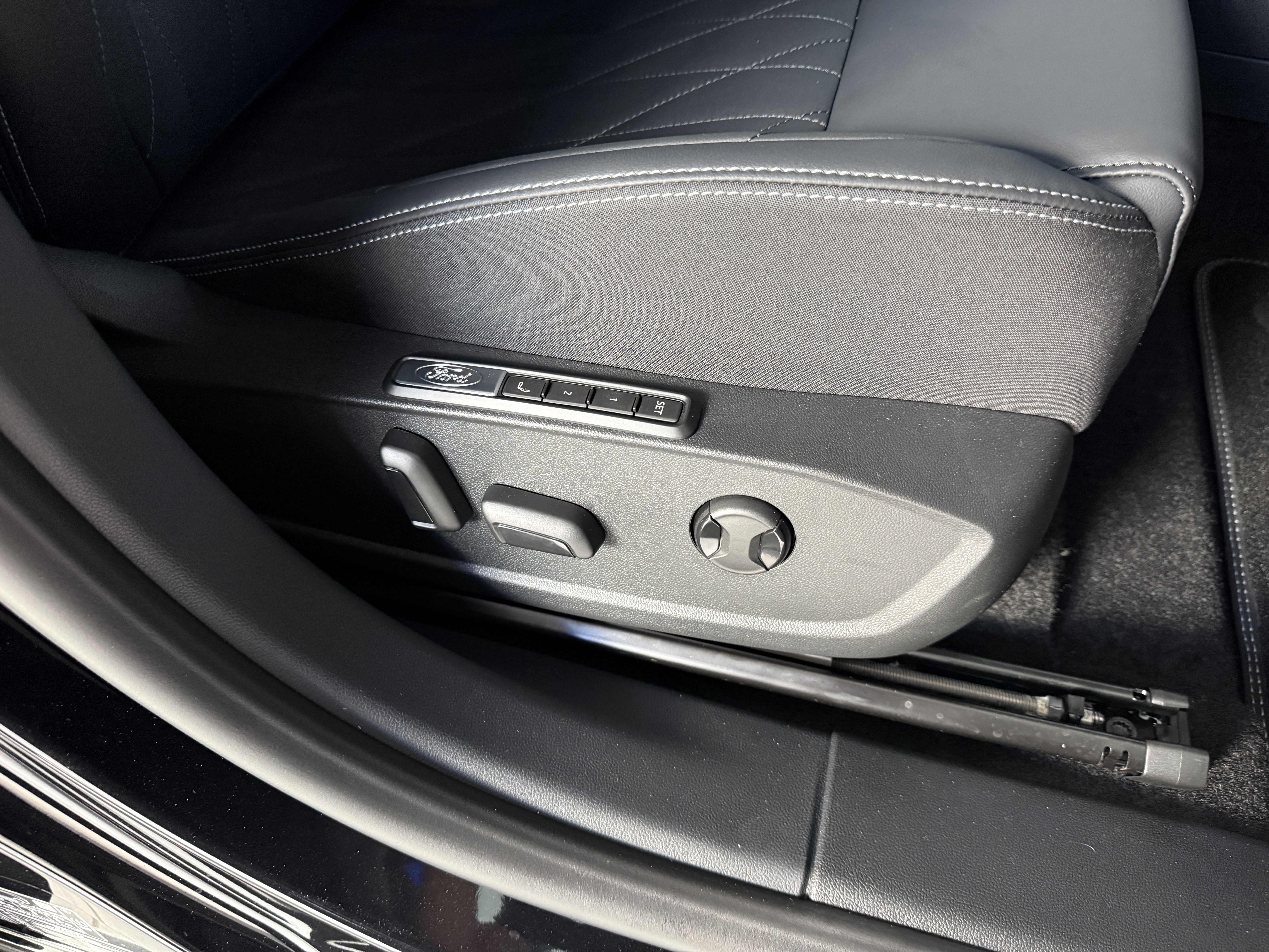 EXPLORER EV PREMIUM 5 DOOR 77KWH EXTENDED RANGE RWD 1 SPEED AUTOMATIC