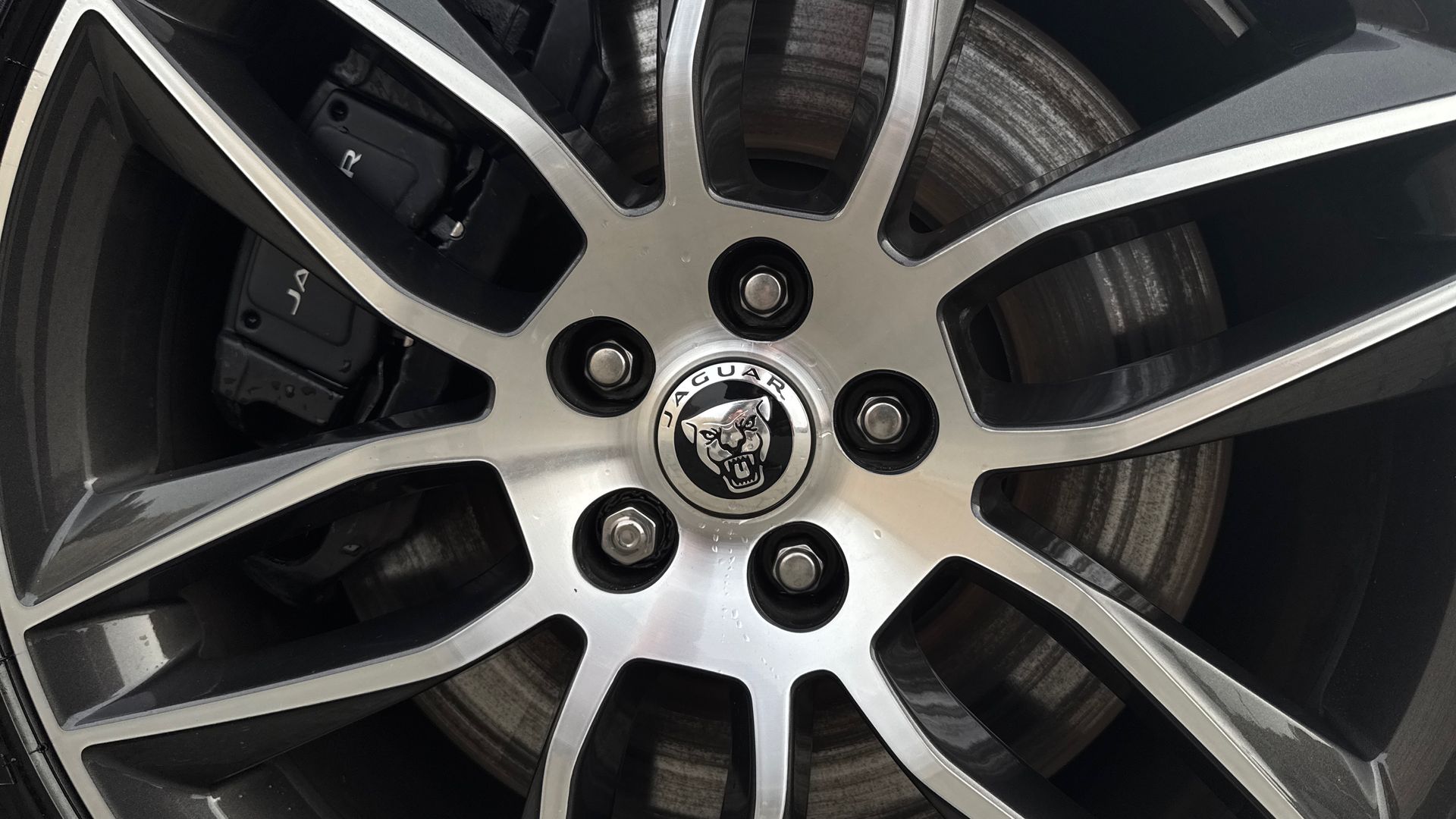 P450 SUPERCHARGED V8 AWD