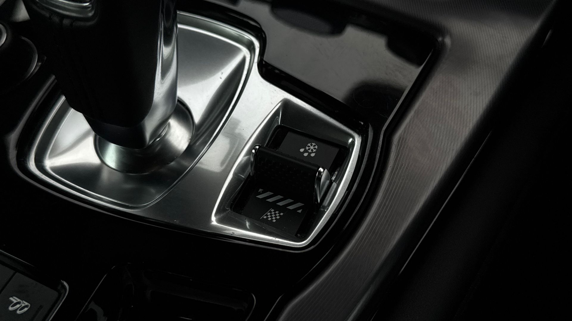 P450 SUPERCHARGED V8 AWD