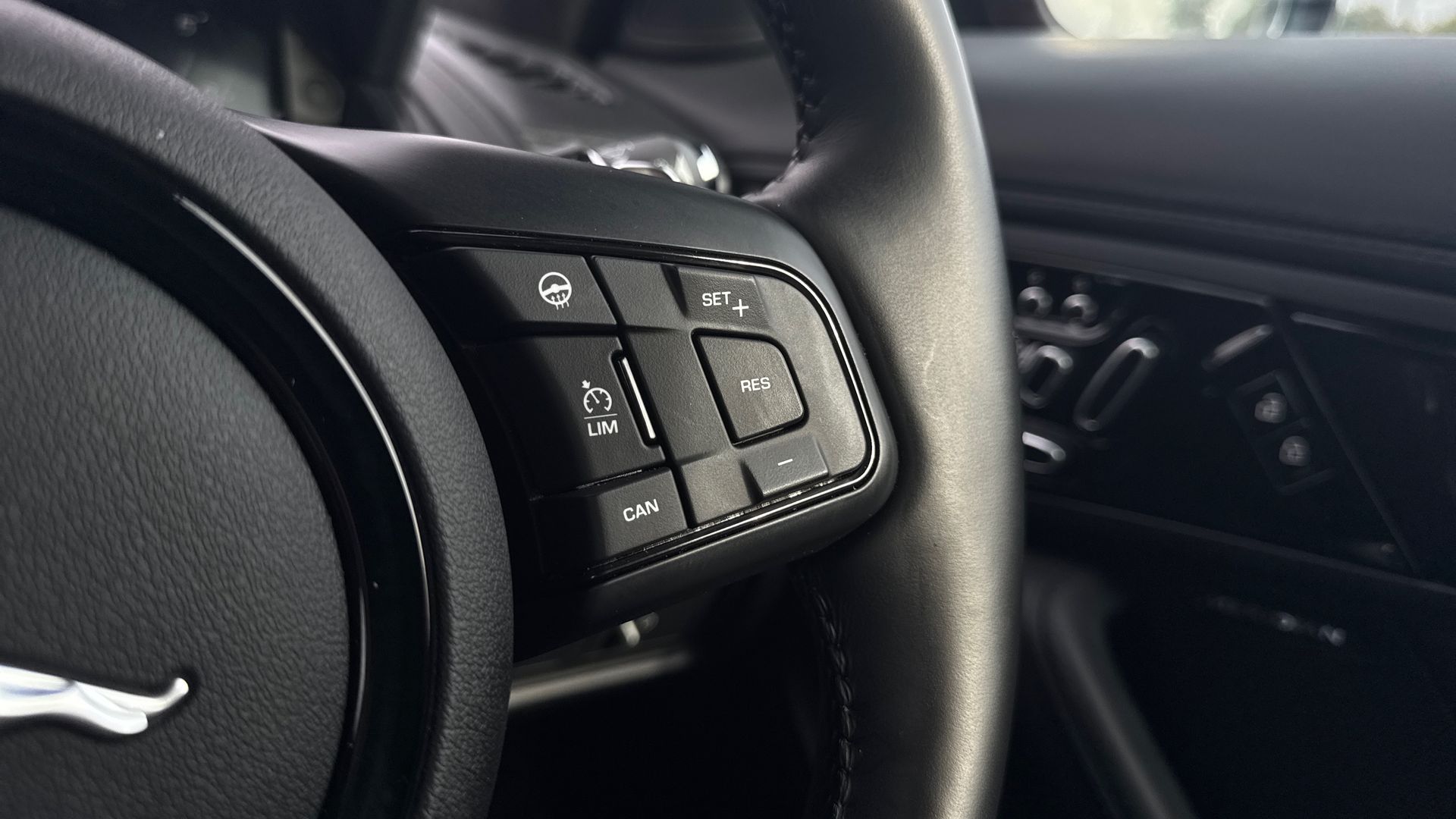 P450 SUPERCHARGED V8 AWD