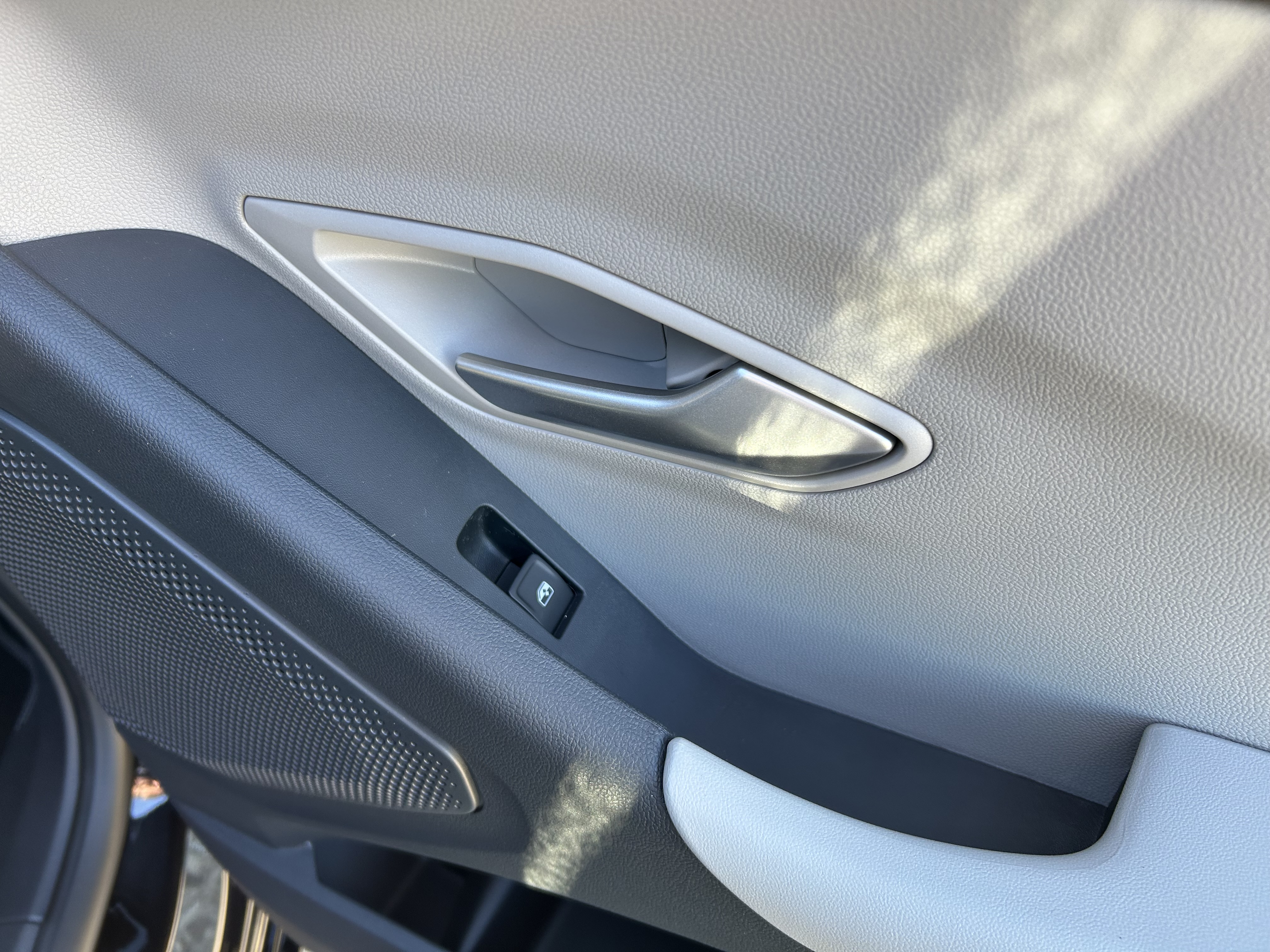 CAPRI PREMIUM 5 DOOR 77KWH EXTENDED RANGE RWD 1 SPEED AUTOMATIC