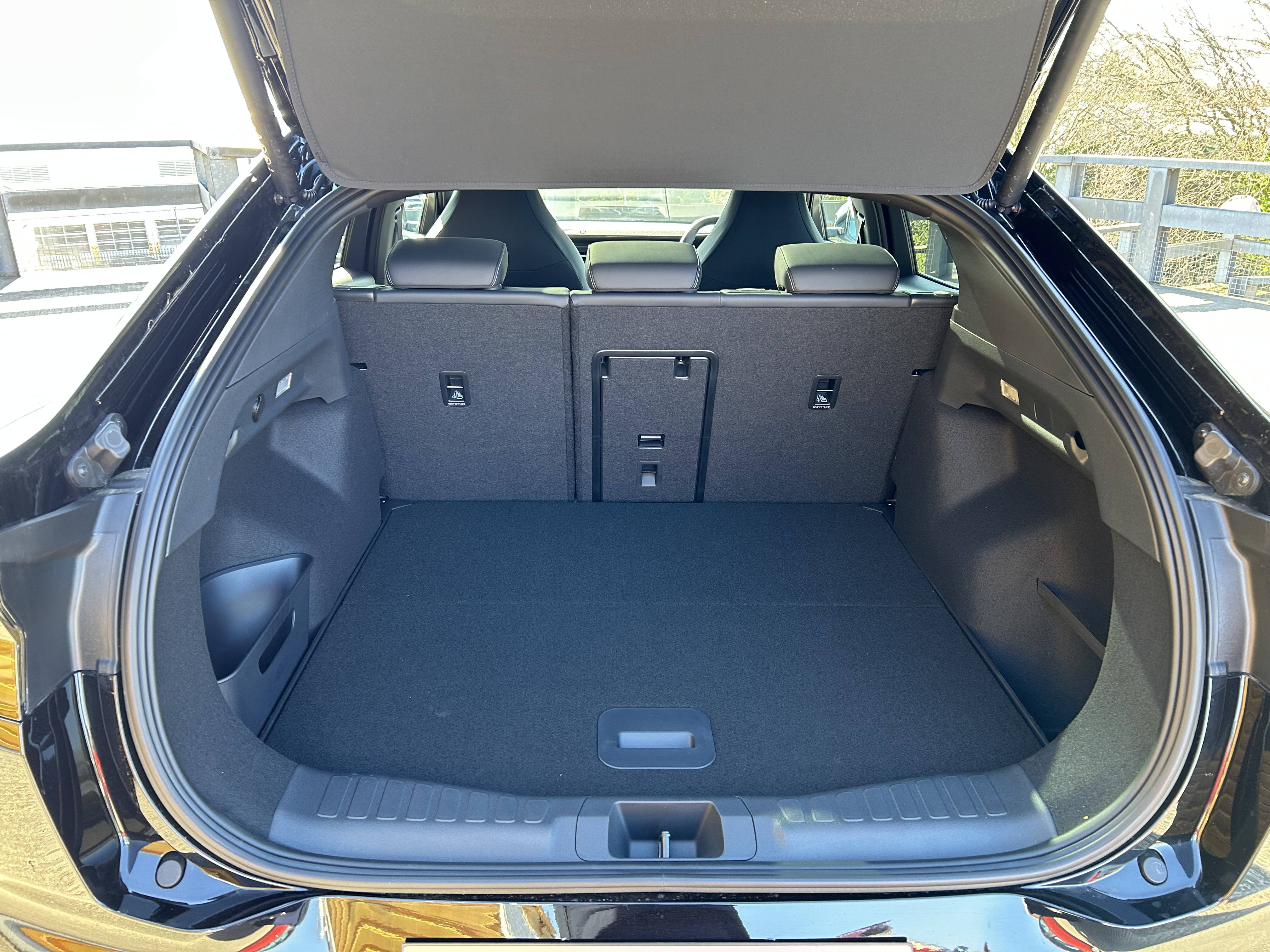 CAPRI PREMIUM 5 DOOR 77KWH EXTENDED RANGE RWD 1 SPEED AUTOMATIC