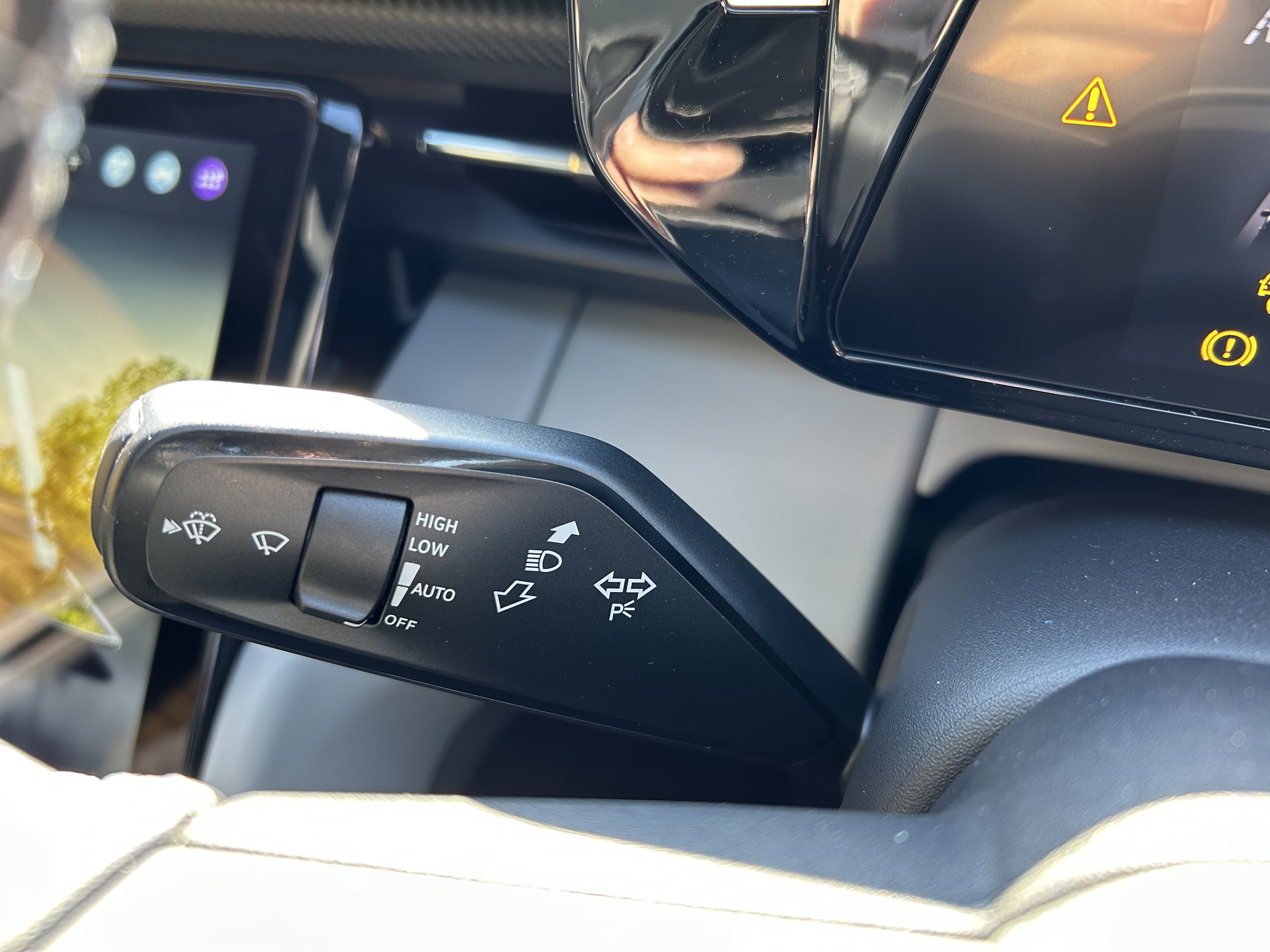 CAPRI PREMIUM 5 DOOR 77KWH EXTENDED RANGE RWD 1 SPEED AUTOMATIC