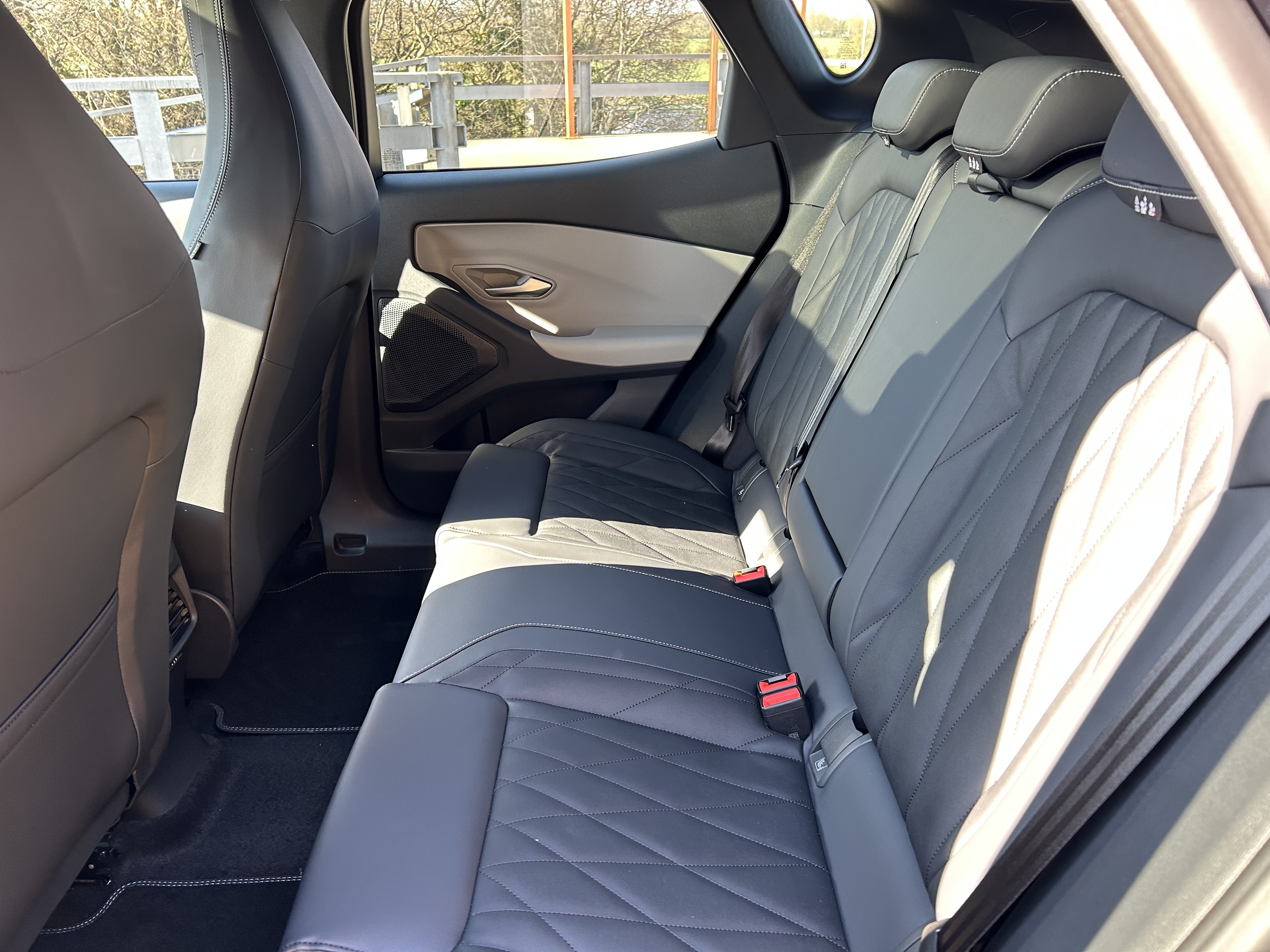 CAPRI PREMIUM 5 DOOR 77KWH EXTENDED RANGE RWD 1 SPEED AUTOMATIC