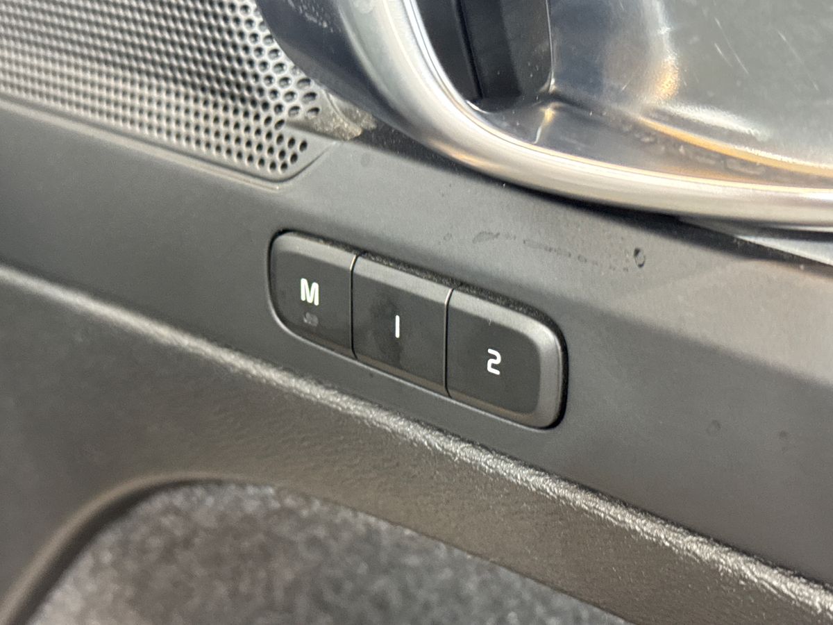 T4 RECHARGE PHEV DARK