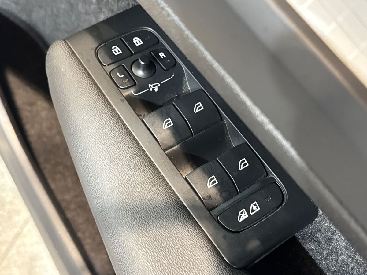 T4 RECHARGE PHEV DARK