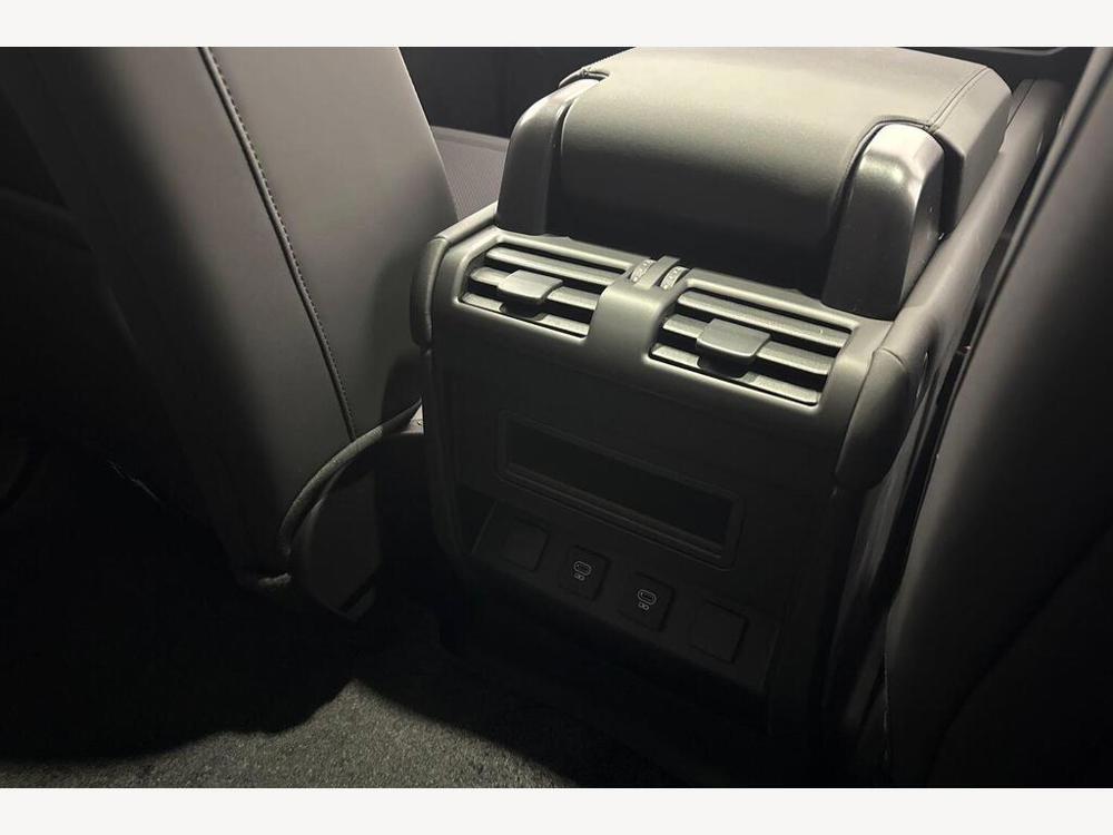 LAND ROVER DEFENDER 110