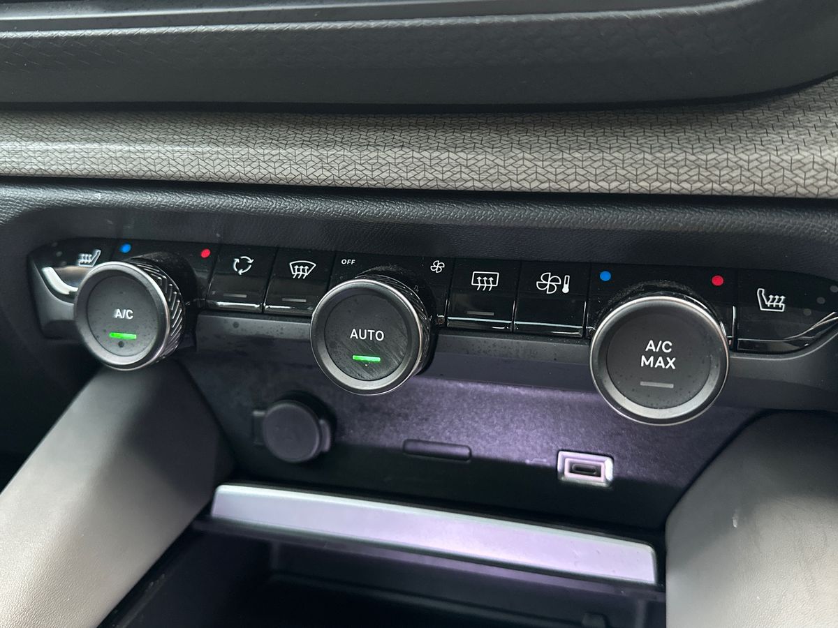 PLUG-IN HYBRID 225 E-EAT8