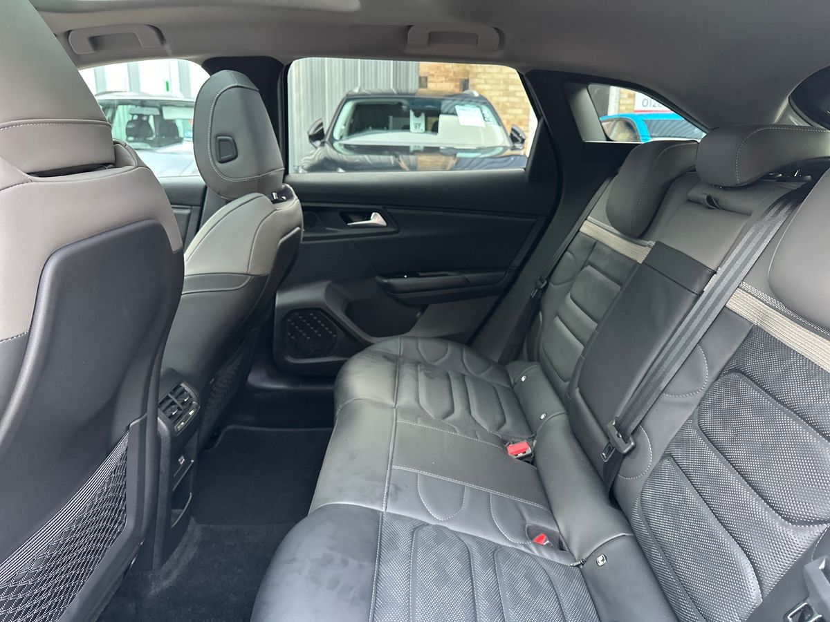 PLUG-IN HYBRID 225 E-EAT8