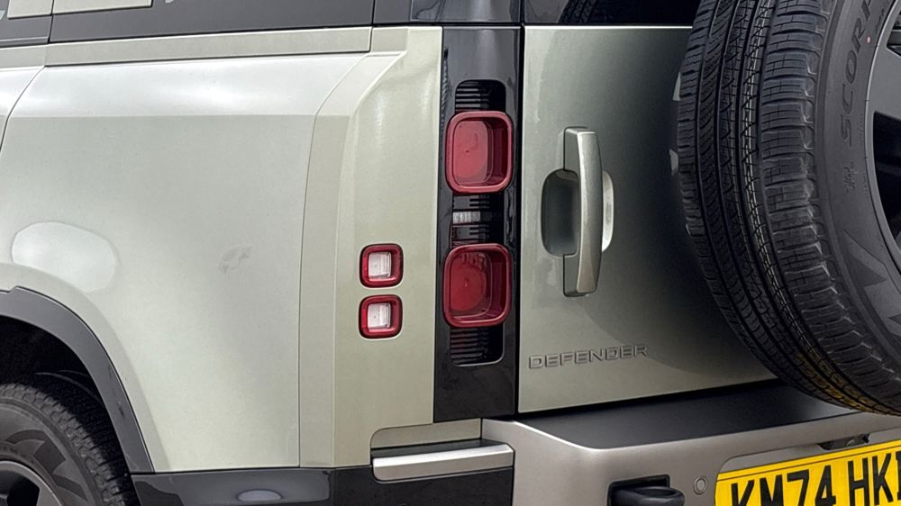 LAND ROVER DEFENDER 110