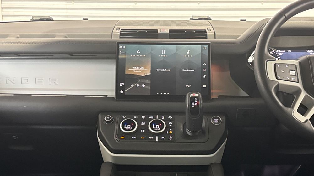 LAND ROVER DEFENDER 110