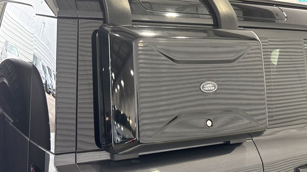 LAND ROVER DEFENDER 110