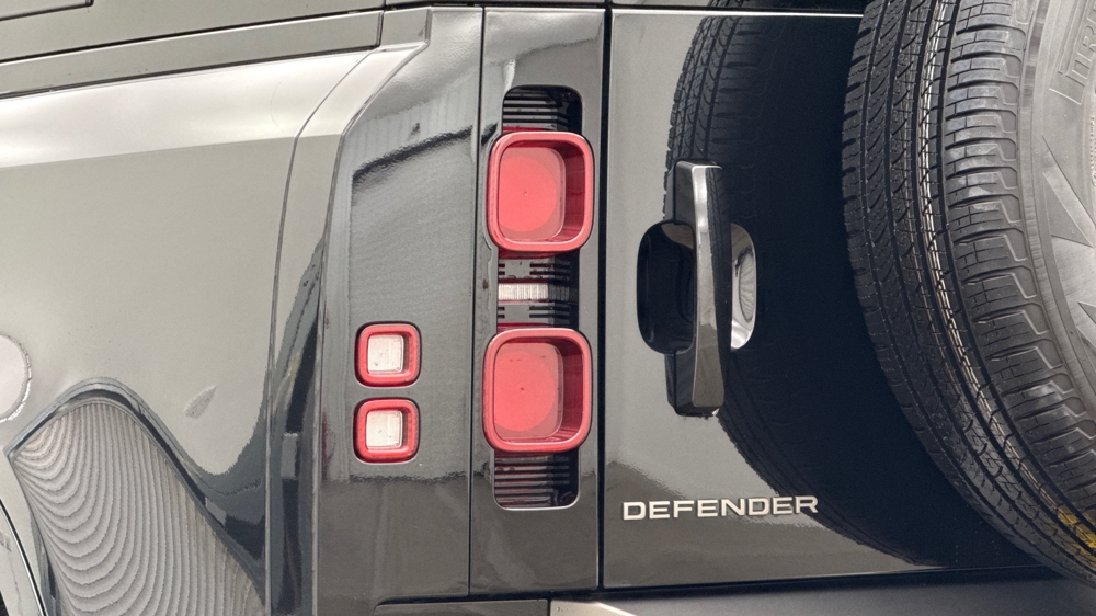 LAND ROVER DEFENDER 110
