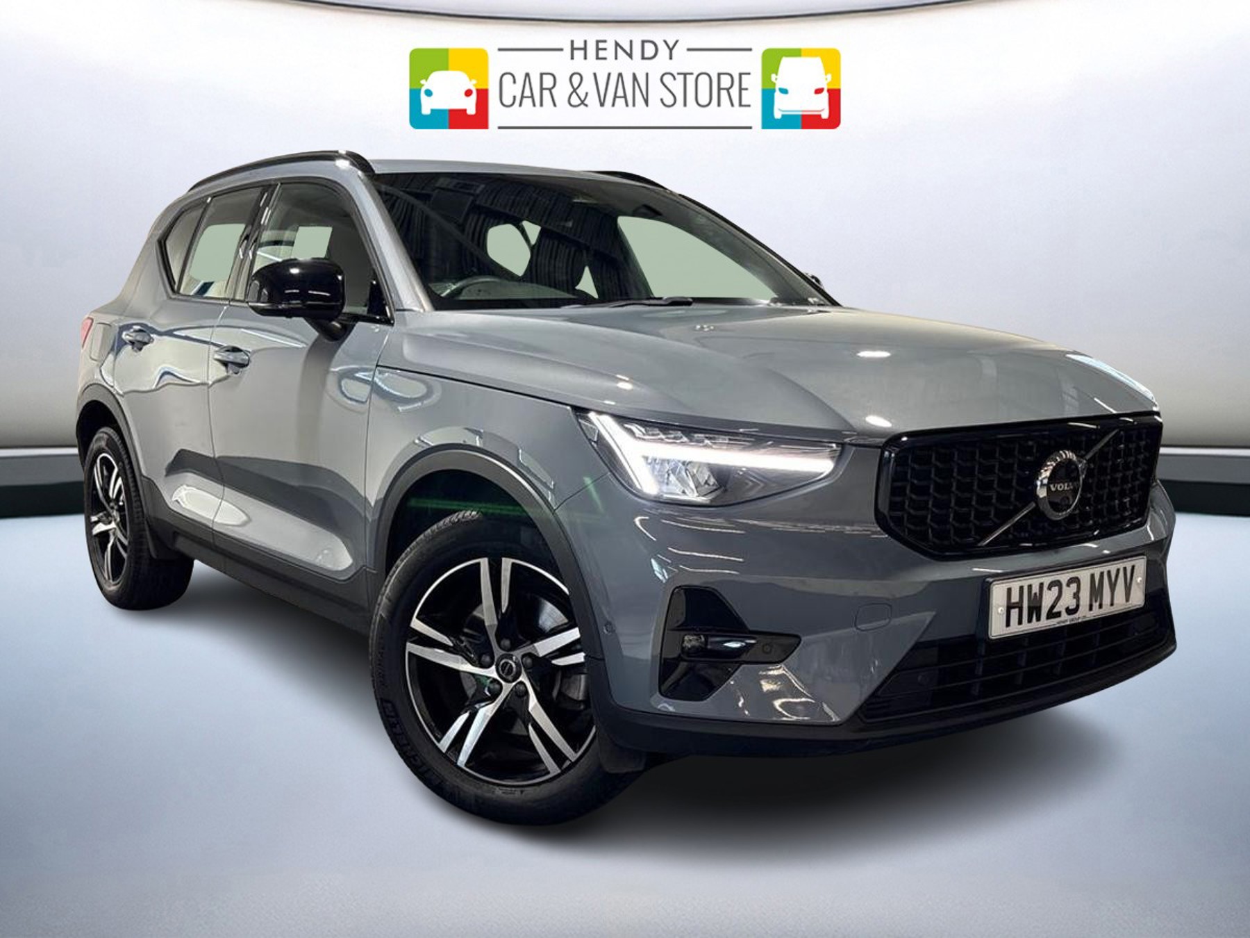 2023 VOLVO XC40