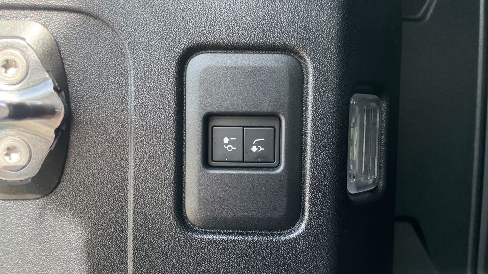 LAND ROVER DEFENDER 110