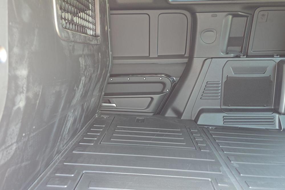 LAND ROVER DEFENDER