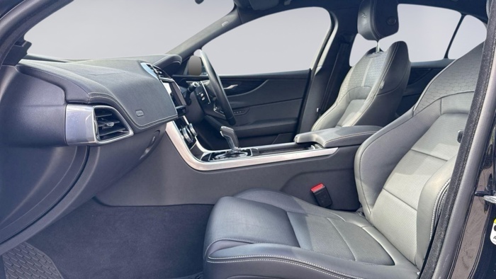 JAGUAR XE P300
