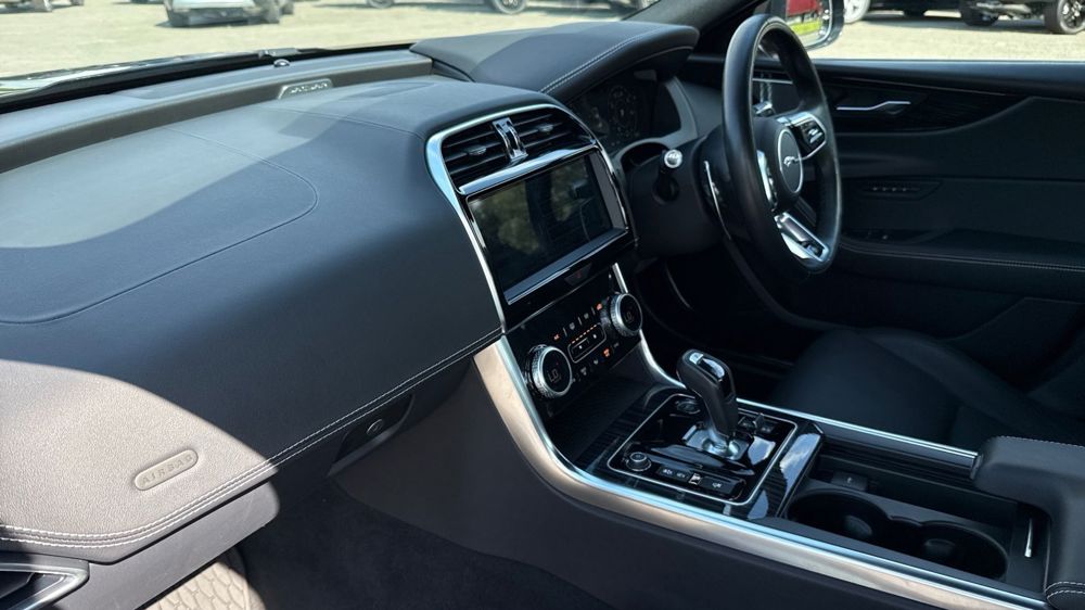 JAGUAR XE