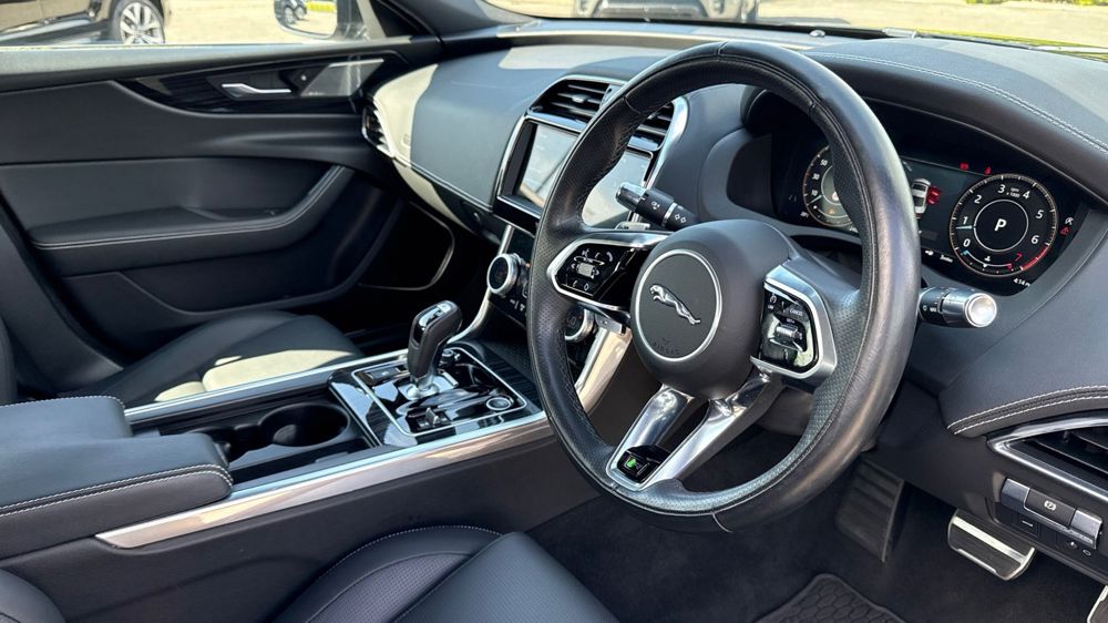 JAGUAR XE