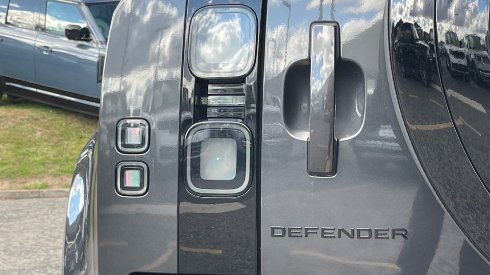 LAND ROVER DEFENDER