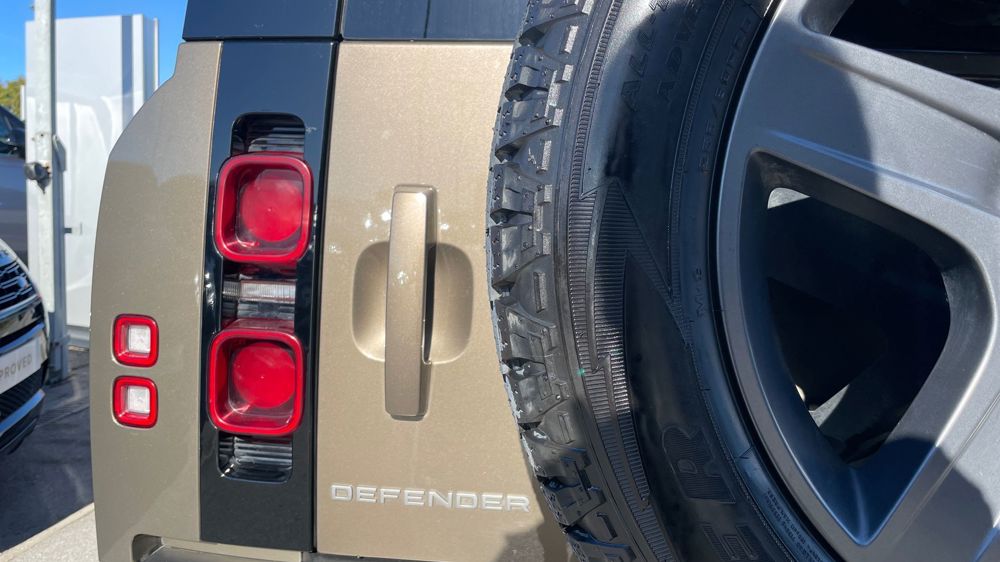LAND ROVER DEFENDER 110