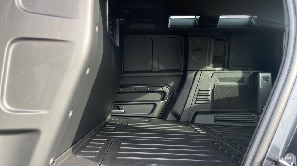 LAND ROVER DEFENDER 110